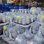 21.10.2021. Kielce. Przygotowania na Wszystkich Świętych. Znicze / Wiktor Taszłow / Radio Kielce