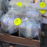 21.10.2021. Kielce. Przygotowania na Wszystkich Świętych. Znicze / Wiktor Taszłow / Radio Kielce