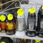 21.10.2021. Kielce. Przygotowania na Wszystkich Świętych. Znicze / Wiktor Taszłow / Radio Kielce