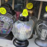 21.10.2021. Kielce. Przygotowania na Wszystkich Świętych. Znicze / Wiktor Taszłow / Radio Kielce