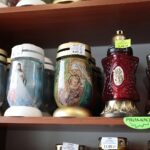 21.10.2021. Kielce. Przygotowania na Wszystkich Świętych. Znicze / Wiktor Taszłow / Radio Kielce