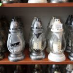 21.10.2021. Kielce. Przygotowania na Wszystkich Świętych. Znicze / Wiktor Taszłow / Radio Kielce