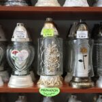 21.10.2021. Kielce. Przygotowania na Wszystkich Świętych. Znicze / Wiktor Taszłow / Radio Kielce