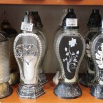 21.10.2021. Kielce. Przygotowania na Wszystkich Świętych. Znicze / Wiktor Taszłow / Radio Kielce