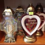 21.10.2021. Kielce. Przygotowania na Wszystkich Świętych. Znicze / Wiktor Taszłow / Radio Kielce