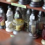 21.10.2021. Kielce. Przygotowania na Wszystkich Świętych. Znicze / Wiktor Taszłow / Radio Kielce