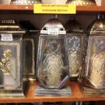 21.10.2021. Kielce. Przygotowania na Wszystkich Świętych. Znicze / Wiktor Taszłow / Radio Kielce