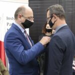 21.10.2021. Kielce. Uroczystość wręczenia Krzyży Wolności i Solidarności. Na zdjęciu (od lewej): Mateusz Szpytma - wiceprezes IPN, Janusz Barwinek / Wiktor Taszłow / Radio Kielce