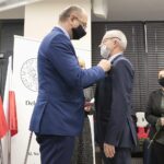 21.10.2021. Kielce. Uroczystość wręczenia Krzyży Wolności i Solidarności. Na zdjęciu (od lewej): Mateusz Szpytma - wiceprezes IPN, Marceli Czarnecki / Wiktor Taszłow / Radio Kielce