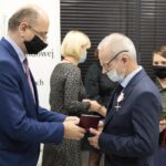 21.10.2021. Kielce. Uroczystość wręczenia Krzyży Wolności i Solidarności. Na zdjęciu (od lewej): Mateusz Szpytma - wiceprezes IPN, Antoni Marek Eberhardt / Wiktor Taszłow / Radio Kielce