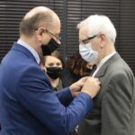 21.10.2021. Kielce. Uroczystość wręczenia Krzyży Wolności i Solidarności. Na zdjęciu (od lewej): Mateusz Szpytma - wiceprezes IPN, Tadeusz Goryca / Wiktor Taszłow / Radio Kielce