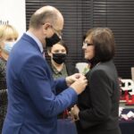 21.10.2021. Kielce. Uroczystość wręczenia Krzyży Wolności i Solidarności. Na zdjęciu (od lewej): Mateusz Szpytma - wiceprezes IPN, Urszula Goryca / Wiktor Taszłow / Radio Kielce