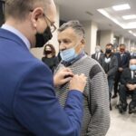 21.10.2021. Kielce. Uroczystość wręczenia Krzyży Wolności i Solidarności. Na zdjęciu (od lewej): Mateusz Szpytma - wiceprezes IPN, Stanisław Kamoda / Wiktor Taszłow / Radio Kielce