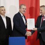 27.10.2021. Kielce. Podpisanie umów z przedstawicielami samorządów na naprawę zniszczeń powstałych w wyniku niekorzystnych zjawisk atmosferycznych w 2021 roku. Na zdjęciu (od lewej): Michał Bucki - wicestarosta kazimierski, Jan Nowak - starosta kazimierski, Zbigniew Koniusz - wojewoda świętokrzyski / Wiktor Taszłow / Radio Kielce