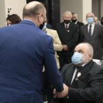 21.10.2021. Kielce. Uroczystość wręczenia Krzyży Wolności i Solidarności. Na zdjęciu (od lewej): Mateusz Szpytma - wiceprezes IPN, Lech Kasperek / Wiktor Taszłow / Radio Kielce