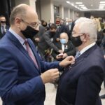 21.10.2021. Kielce. Uroczystość wręczenia Krzyży Wolności i Solidarności. Na zdjęciu (od lewej): Mateusz Szpytma - wiceprezes IPN, Krzysztof Lipiec - poseł / Wiktor Taszłow / Radio Kielce