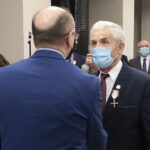 21.10.2021. Kielce. Uroczystość wręczenia Krzyży Wolności i Solidarności. Na zdjęciu (od lewej): Mateusz Szpytma - wiceprezes IPN, Bogusław Obara / Wiktor Taszłow / Radio Kielce