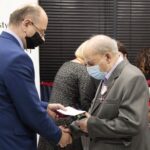 21.10.2021. Kielce. Uroczystość wręczenia Krzyży Wolności i Solidarności. Na zdjęciu (od lewej): Mateusz Szpytma - wiceprezes IPN, Stanisław Pogorzelski / Wiktor Taszłow / Radio Kielce