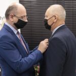 21.10.2021. Kielce. Uroczystość wręczenia Krzyży Wolności i Solidarności. Na zdjęciu (od lewej): Mateusz Szpytma - wiceprezes IPN, Józef Pyjas / Wiktor Taszłow / Radio Kielce