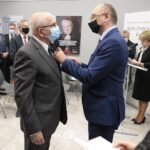 21.10.2021. Kielce. Uroczystość wręczenia Krzyży Wolności i Solidarności. Na zdjęciu (od lewej): Mateusz Szpytma - wiceprezes IPN, Paweł Skurski / Wiktor Taszłow / Radio Kielce