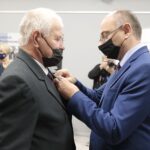 21.10.2021. Kielce. Uroczystość wręczenia Krzyży Wolności i Solidarności. Na zdjęciu (od lewej): Mateusz Szpytma - wiceprezes IPN, Jan Adam Stachurski / Wiktor Taszłow / Radio Kielce