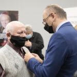 21.10.2021. Kielce. Uroczystość wręczenia Krzyży Wolności i Solidarności. Na zdjęciu (od lewej): Mateusz Szpytma - wiceprezes IPN, Mieczysław Szczepanik / Wiktor Taszłow / Radio Kielce