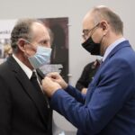 21.10.2021. Kielce. Uroczystość wręczenia Krzyży Wolności i Solidarności. Na zdjęciu (od lewej): Mateusz Szpytma - wiceprezes IPN, Marek Świetliński / Wiktor Taszłow / Radio Kielce