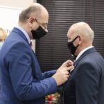 21.10.2021. Kielce. Uroczystość wręczenia Krzyży Wolności i Solidarności. Na zdjęciu (od lewej): Mateusz Szpytma - wiceprezes IPN, Jan Werpulewski / Wiktor Taszłow / Radio Kielce