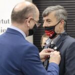 21.10.2021. Kielce. Uroczystość wręczenia Krzyży Wolności i Solidarności. Na zdjęciu (od lewej): Mateusz Szpytma - wiceprezes IPN, Wojciech Wiśniewski / Wiktor Taszłow / Radio Kielce