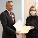 25.10.2021. Kielce. Powołanie konsultantów medycznych. Na zdjęciu: Zbigniew Koniusz - wojewoda świętokrzyski i mgr Eliza Walczyk-Sieczka - pielęgniarstwo onkologiczne / Wiktor Taszłow / Radio Kielce