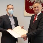 25.10.2021. Kielce. Powołanie konsultantów medycznych. Na zdjęciu (od lewej): lek. med. Marcin Kotarowski - neurochirurgia i Zbigniew Koniusz - wojewoda świętokrzyski / Wiktor Taszłow / Radio Kielce