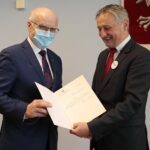 25.10.2021. Kielce. Powołanie konsultantów medycznych. Na zdjęciu (od lewej): prof. dr hab. n. med. Stanisław Głuszek - chirurgia ogólna i  Zbigniew Koniusz - wojewoda świętokrzyski / Wiktor Taszłow / Radio Kielce