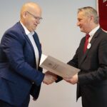 25.10.2021. Kielce. Powołanie konsultantów medycznych. Na zdjęciu (od lewej): dr n. med - Maciej Sikora - chirurgia szczękowo-twarzowa i Zbigniew Koniusz - wojewoda świętokrzyski / Wiktor Taszłow / Radio Kielce