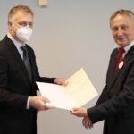 25.10.2021. Kielce. Powołanie konsultantów medycznych. Na zdjęciu (od lewej): dr n. med. Edward Pietrzyk - kardiochirurgia i Zbigniew Koniusz - wojewoda świętokrzyski / Wiktor Taszłow / Radio Kielce