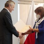 25.10.2021. Kielce. Powołanie konsultantów medycznych. Na zdjęciu: Zbigniew Koniusz - wojewoda świętokrzyski i lek med. Zdzisława Sitarz-Żelazna - transfuzjologia kliniczna / Wiktor Taszłow / Radio Kielce