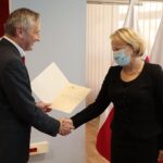 25.10.2021. Kielce. Powołanie konsultantów medycznych. Na zdjęciu: Zbigniew Koniusz - wojewoda świętokrzyski i prof. dr hab. n. med. Marianna Janion - kardiologia / Wiktor Taszłow / Radio Kielce