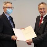 25.10.2021. Kielce. Powołanie konsultantów medycznych. Na zdjęciu (od lewej): dr n. med. Piotr Kędzierawski - radioterapia onkologiczna i Zbigniew Koniusz - wojewoda świętokrzyski / Wiktor Taszłow / Radio Kielce