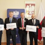 25.10.2021. Kielce. Konferencja wojewody świętokrzyskiego. Na zdjęciu (od lewej): Rafał Nowak - wicewojewoda świętokrzyski, senator Jarosław Rusiecki, Zbigniew Koniusz - wojewoda świętokrzyski, Mariusz Gosek - poseł Solidarnej Polski, senator Krzysztof Słoń / Wiktor Taszłow / Radio Kielce