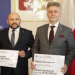 25.10.2021. Kielce. Konferencja wojewody świętokrzyskiego. Na zdjęciu (od lewej): Mariusz Gosek - poseł Solidarnej Polski, senator Krzysztof Słoń / Wiktor Taszłow / Radio Kielce