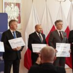 25.10.2021. Kielce. Konferencja wojewody świętokrzyskiego. Na zdjęciu (od lewej): Rafał Nowak - wicewojewoda świętokrzyski, senator Jarosław Rusiecki, Mariusz Gosek - poseł Solidarnej Polski, senator Krzysztof Słoń, Zbigniew Koniusz - wojewoda świętokrzyski / Wiktor Taszłow / Radio Kielce