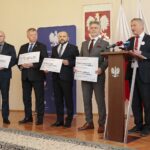 25.10.2021. Kielce. Konferencja wojewody świętokrzyskiego. Na zdjęciu (od lewej): Rafał Nowak - wicewojewoda świętokrzyski, senator Jarosław Rusiecki, Mariusz Gosek - poseł Solidarnej Polski, senator Krzysztof Słoń, Zbigniew Koniusz - wojewoda świętokrzyski / Wiktor Taszłow / Radio Kielce