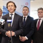 26.10.2021. Kielce. Spotkanie z samorządowcami podsumowujące wyniki pierwszej edycji Rządowego Funduszu Polski Ład. Na zdjęciu (od lewej): Zbigniew Koniusz - wojewoda świętokrzyski, Paweł Nierada - wiceprezes Banku Gospodarstwa Krajowego, Michał Cieślak - minister, Krzysztof Słoń - senator / Wiktor Taszłow / Radio Kielce