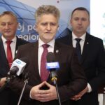 26.10.2021. Kielce. Spotkanie z samorządowcami podsumowujące wyniki pierwszej edycji Rządowego Funduszu Polski Ład. Na zdjęciu (od lewej): Zbigniew Koniusz - wojewoda świętokrzyski, Krzysztof Słoń - senator, Michał Cieślak - minister / Wiktor Taszłow / Radio Kielce