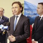 26.10.2021. Kielce. Spotkanie z samorządowcami podsumowujące wyniki pierwszej edycji Rządowego Funduszu Polski Ład. Na zdjęciu (od lewej): Marek Kwitek - poseł, Paweł Nierada - wiceprezes Banku Gospodarstwa Krajowego, Michał Cieślak - minister / Wiktor Taszłow / Radio Kielce