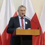 27.10.2021. Kielce. Podpisanie umów z przedstawicielami samorządów na naprawę zniszczeń powstałych w wyniku niekorzystnych zjawisk atmosferycznych w 2021 roku. Na zdjęciu: Zbigniew Koniusz - wojewoda świętokrzyski / Wiktor Taszłow / Radio Kielce