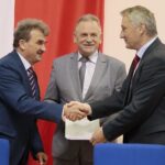 27.10.2021. Kielce. Podpisanie umów z przedstawicielami samorządów na naprawę zniszczeń powstałych w wyniku niekorzystnych zjawisk atmosferycznych w 2021 roku. Na zdjęciu (od lewej): Stanisław Klimczak - wicestarosta buski, Jerzy Kolarz - starosta buski, Zbigniew Koniusz - wojewoda świętokrzyski / Wiktor Taszłow / Radio Kielce