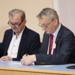 27.10.2021. Kielce. Podpisanie umów z przedstawicielami samorządów na naprawę zniszczeń powstałych w wyniku niekorzystnych zjawisk atmosferycznych w 2021 roku. Na zdjęciu (od lewej): Jan Nowak - starosta kazimierski, Zbigniew Koniusz - wojewoda świętokrzyski / Wiktor Taszłow / Radio Kielce