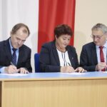 27.10.2021. Kielce. Podpisanie umów z przedstawicielami samorządów na naprawę zniszczeń powstałych w wyniku niekorzystnych zjawisk atmosferycznych w 2021 roku. Na zdjęciu (od lewej): Andrzej Jabłoński - wicestarosta ostrowiecki, Marzena Dębniak - starosta ostrowiecki, Zbigniew Koniusz - wojewoda świętokrzyski / Wiktor Taszłow / Radio Kielce