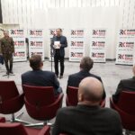 27.10.2021. Kielce. Rozstrzygnięcie konkursu Klubu Odkrywców Miejsc Pamięci. Przemawia Janusz Knap - prezes Radia Kielce / Wiktor Taszłow / Radio Kielce