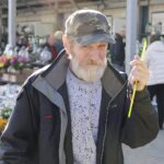 29.10.2021. Cedzyna. Akcja rozdawania odblasków przy cmentarzu / Wiktor Taszłow / Radio Kielce